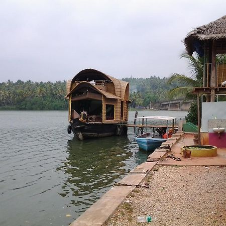 Hotel La Mirban Varkala Esterno foto